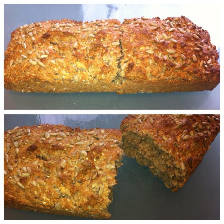 Hvað er mikið betra en býbakað brauð  Nýbökuð dásemd  Innihald. 150gr spelti 100gr Möndlumjöl ( bara gera sjálfur  90gr Fræ eða Haframjöl ( ég notaði fimmkorna blöndu úr Krónunni-sólbómafræ og Hörfræ) 1 msk. Vínsteinslyftiduft 1/2 tsk. gott salt 200gr AB-mjólk 1/2 tsk. Agave sýróp Aðferð. Blandið Heilhveiti,Möndlumjöli, vínsteinslyftidufti og salti saman í skál. Hrærið AB mjólk og agavesíróp saman og hellið út í skálina. Hrærið varlega í deiginu . Gætið þess að hræra ekki of mikið. Bætið haframjölinu, fræjunum eða öðru því sem þið viljið nota út í deigið og hrærið varlega nokkrum sinnum. Bætið svolitlu vatni við ef deigið er of þurrt. En alls ekki hafa of blautt. Smá sólblómafræ á toppinn  Ég nota silicon form. Bakið við 180-190°C í 40 - 50 mínútur.