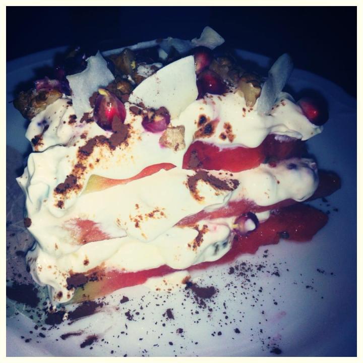 Ég er í alsælu  Jæja ég var semsagt í "nammi ..sykur köku stuðii  Ok...einn svona skammtur  skera 3 Melónu bita í kökusneiða-lag  Skera af börkinn... Kremið 2 tsk. Grísk jógúrt.. Nokkrir súkkulaði steviu dropar... Nokkrir vanillu steviu dropar 1 Daðla ( skera í pínu litla bita) og nokkur fræ úr Ganatepli..ásamt bleika vökvanum  hræra öllu saman... Svo er bara byrja föndra.. Raða Melónu í lög og krem á milli... Ofan á smá hnetur ( notaði eina valhnetu) Kokos flögur  Fræ úr Granatepli Og sma af góðu kakói yfir  Þetta er bara smá sneið...virðist svo mikið  En vá hvað þetta gleður hjartað og bragðlaukana 