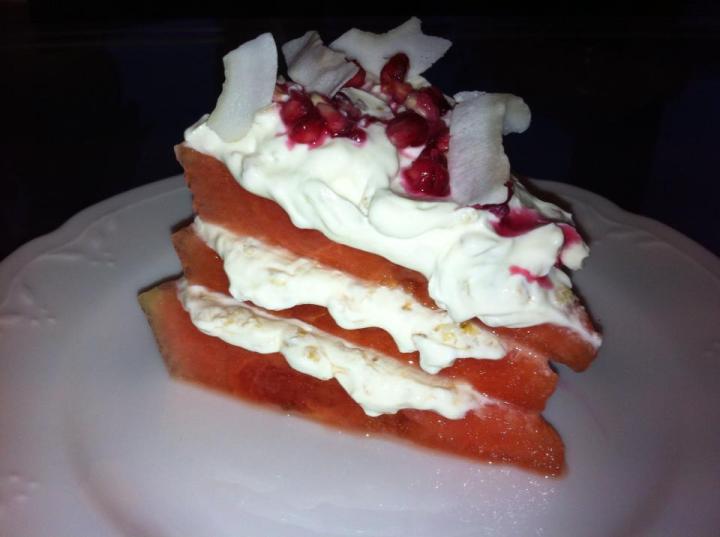 Stundum garga "púkarnir á nammi  En ég átti litla inneign eftir í lok dagsins  Svo Melonukaka í hvelli! Niðurskorin melóna Grísk jógúrt með súkkilaði stevia dropum og oggu haframjöli  Granit epli....fræin og kokos flögur  Himneskt:)