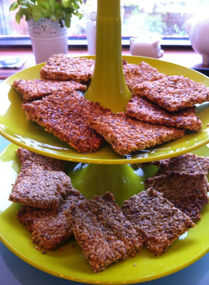 Ný bakað Hrökkbrauð  Uppskrift af Heimagerðu Hrökkbrauði. 1 dl hörfræ 1 dl sólblómafræ 1 dl sesamfræ 1 dl 5 korna blanda úr Krónunni 1 dl gróft haframjöl fæst glútenfrítt í Kosti. 2 1/2 dl Möndlumjöl 1 dl Sesamfræmjöl 1 1/2 tsk saltverkssalt (notaði Blóðbergsaltið) 1 1/4 dl. olía 2 dl vatn Allt hráefni í skál og hrærið með sleif.  Ef deigið er þunnt er gott að láta það standa smástund því fræin drekka vökvan í sig. Setjið deigið á bökunarpappir og annað blað yfir og rúllið með kökukefli.  Þessi uppskrift passar á 1 plötu og gott að gera rákir í svo betra sé að brjóta í sundur. Bakið í 15 til 20 mín á 200 gráðum. Svo stráði ég agnarögn af Lakkríssalti frá Saltverki yfir :)