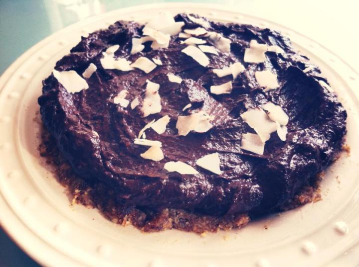 Almáttugur hvað það getur verið erfitt að hlusta á "sykurpúkann sem skítur upp öðruhverju og er með þvílíkt bögg  Minn púki réðist á mig áðan og gargar á Súkkkkkulaði  Ekki ávexti hehe heldur súkkulaði frú mín góð  Kannist þið við þetta ??? Ég henti í eina míní útgáfu af þessari ( á að vera helmingi stærri) Súkkulaði bomba!!!! Vill einhver uppskrift ?? Því það hljóta vera fleiri en èg sem slæst við svona púka  Þessi kaka er mjög góð ef fólk fílar banana- og súkkulaði köku  Botn 2 bollar möndlur 2 bollar döðlur lagðar í bleyti í 20 mín. Krem: 5 msk. hrátt kakóduft ...sollu eða eitthvað álíka. 4 msk. kókosolía í fjótandi formi. 1 tsk. agave sýróp Má setja meira fyrir nammi grísi ) 1 avocado 2 bananar 5 cashnew hnetur ( má sleppa ) Setjið möndlurnar í matvinnsluvél og hrærið þar til þær eru orðnar að mjöli ( eða nota möndlumjöl ). Bætið svo döðlunum út í nokkrum í einu. Þrýstið botninum ofan í kökuform. Setjið allt hráefnið fyrir kremið í matvinnsluvél og hrærið þar til slétt og fínt. Setjið kremið á kökuna og kælið í a.m.k. 30 mín. 