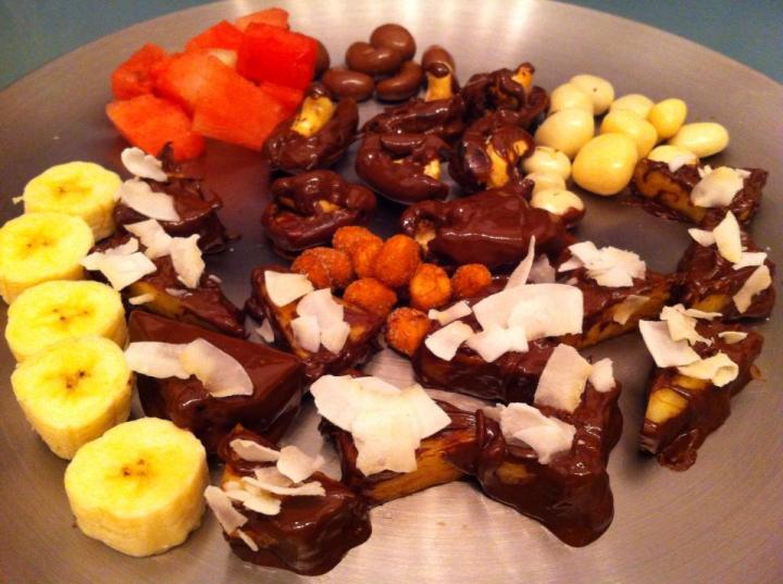 Sælgæti   Döðlur með cashnew hnetum velt upp úr 70% súkkulaði  Ferskur Ananas veltur upp úr 70% súkkulaði og kokos  Bananar- vatnsmelona - hnetur og súkkhnetur .... Og nokkrar jogurt hnetur  Þetta er platti fyrir fjölskylduna :)