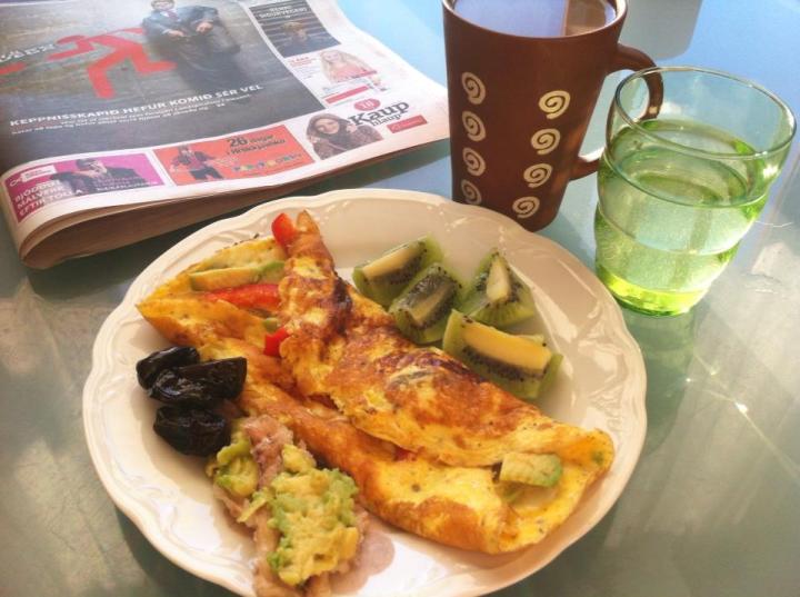 Góðan daginn  Morgunmatur "delux um að gera einu sinni í viku að dekra aðeins  Omeletta með papriku og avacado  Harðfiskur með avacado Kivi Sveskjut Kaffi Vatn Dásamlegt :)