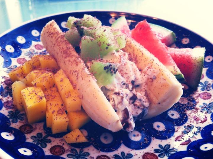 Mig langaði svo í bananasplit  Þegar að ég fæ svona "Púka hugmyndir verð ég stundum hreinlega að redda "essu  Skar niður 1/2 banana Í miðjuna setti ég 2tsk. Gríska jógúrt sem ég skar út í ....2 döðlur , 4 Tamara möndlur  pinku okku English steviu dropa....og öllu hrært saman. Sett í miðjuna....og 1/2 kivi skorið niður ofan á. Til Hliðar....Mango og VAtnsmelóna. 70% súkkulaði rifið yfir....voru 2 pínulítil stykki...þið vitið svona eins og í plötum tveir svoleiðis hlutar  Þetta stoppaði Púkann...ég ánægð og södd :)