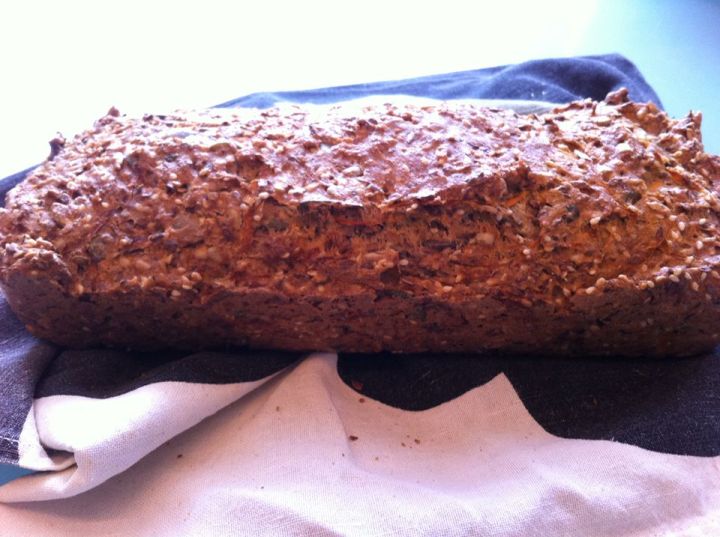 Gerði þetta brauð í hádeginu  Hálfgert eggja brauð....svipað og steinaldarbrauð/paleo sem mörgum finnst voða gott. Ég var nokkuð ánægð með þetta brauð ....æði með Avacado  Brauðið 1 dl möndlumjöl  1 dl Sesammjöl 2 dl hörfræ 2 dl sólblómafræ 1 dl sesamfræ 1 dl graskersfræ 1 dl FiberHusk 2 1/2 tsk salt 2 dl rifnar gulrætur 5 egg 1 tsk vínsteinslyftiduft 1/2 tsk matarsódi 3/4 dl olía 1/2 dl vatn Blandið öllu saman í skál og gott að baka í silicon formi. Bakið við 160° í klst. 