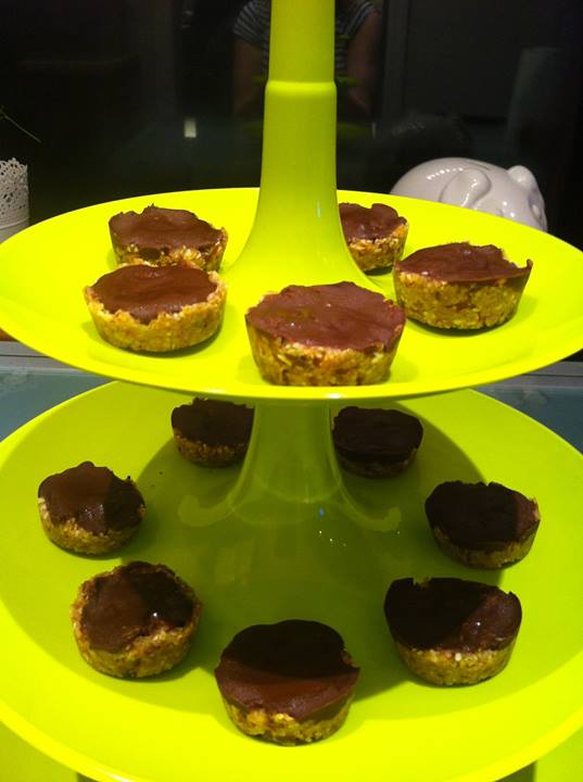 Jæja helgarnammið komið í skál  Þetta er sælgæti "nammmmi" Og barnvænt  Hér er uppskrift. En ég setti þessi í silikon formið mitt nýja...sem er svona fyrir konfekt. Og bræddi 70% súkkilaði yfir. "Volla" Helgarnammið og allir glaðir  https://www.facebook.com/photo.php?fbid=246858752128393&set=a.178748878939381.1073741830.178553395625596&type=3&theater