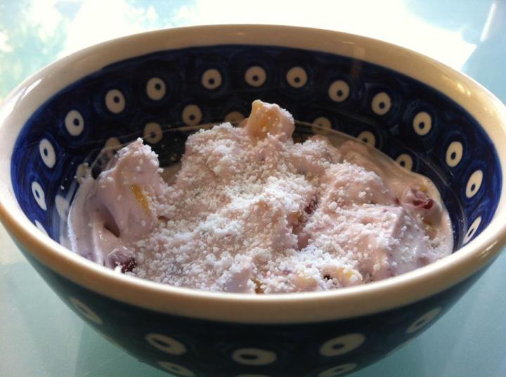 Ég var hreinlega að gefa upp öndina...af "nammi og ísþrá áðan  En ekki í boði....og ekki var nú mikið til í ísskápnum  Svo góð ráð dýr.... 2msk. hreint skyr 1 tsk. Grísk Jógúrt 1.tsk sykurlaus sulta Niðurskorið Mango Kreista úr Granatepli og taka fræin og hræra öllu saman. Strá 1/2 tsk. af Kokoshveiti yfir  Þetta steinlá..ég er fín :)