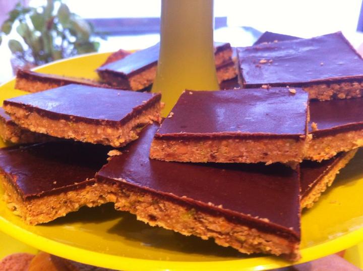 Ég á afmælis eiginmann í dag  Og hann elskar "Hnetur og Snickers " Svo hér er frábær uppskrift frá Maríu Kristu . Og kallinn minn fær gott með kaffinu í dag  Ég notaði reyndar Pistasiur í mín stykki  En fínt að prufa sig bara áfram með sínar hnetur. http://mariakristahreidarsdottir.blogspot.com/2013/09/snickers-og-hnetunammi.html