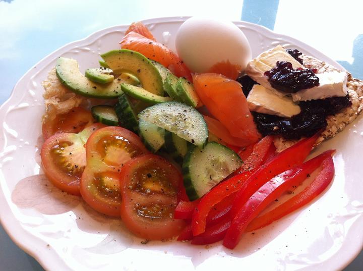 Hádegi  Harðfiskur með avacado Egg Tómatur Gúrka Paprika Reyktur Lax Speltkaka með sykurlausri sultu og camenbert Alveg fallegt og gott :)
