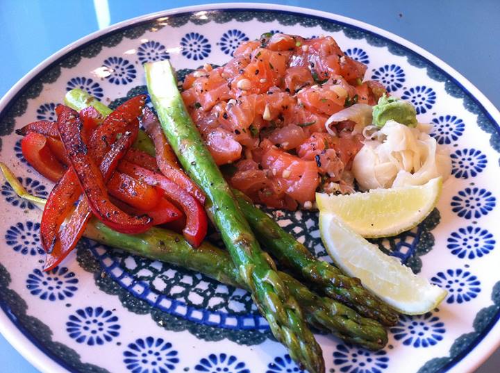 Hádegi  Laxatartar úr Tokyo Sushi  Steiktur Aspas og rauð paprika Lime safi yfir allt og pipar  Dásamlegur matur.