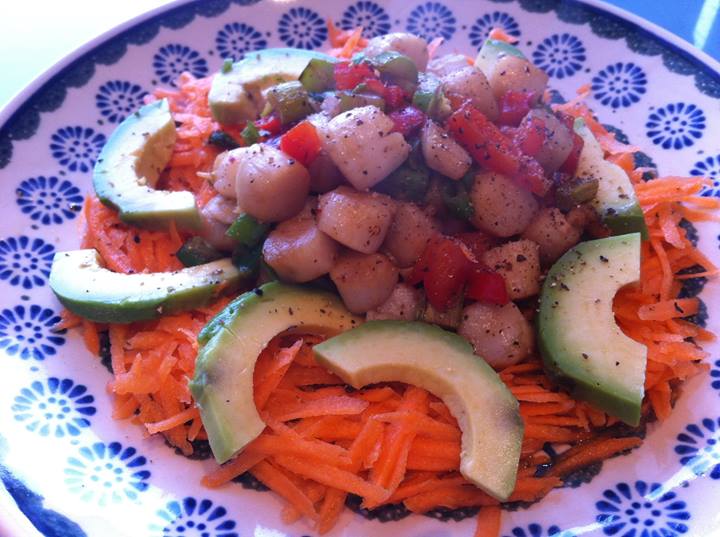 Hádegi  Hörpudiskur Steikt grænmeti Ferskur aspas-vorlaukur-rauð paprika-rautt chilly-hvítlaukur-salt-pipar Steikt upp úr 1 tsk. smjör nokkrir dropar Fish sause  nokkrir dropar sweet soya sause Rifin gulrót og Avacado. Þetta var himneskt :)