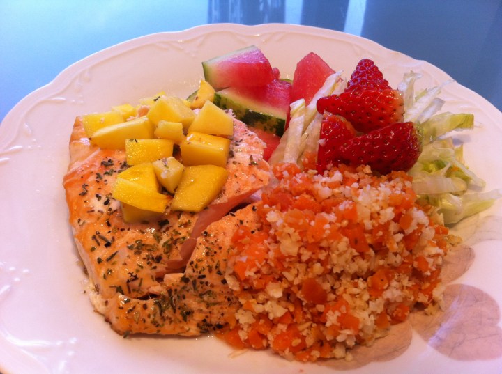 Kvöldmaturinn  Ofnbakaður Lax með Mango . Kryddað með Herbes de Provence ( pottagaldrar ) og grófu salti frá Saltverk. Melona-Iceberg-jarðaber Gulrótarréttur með blómkálsgrjónum  Þetta er minn uppáhaldsmatur.