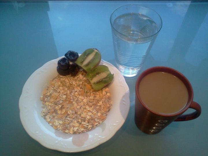 Hollur og góður þessi. Ég er voða einhæf í morgunmatnum mínum.... Fæ mér Músli http://www.yggdrasill.is/hreint-musli Fjörmjólk út á. Kívi  Sveskjur Kaffi og risa stórt vatnsglas. Tek Omega-Hafkalk-Magnesium þessa dagana.