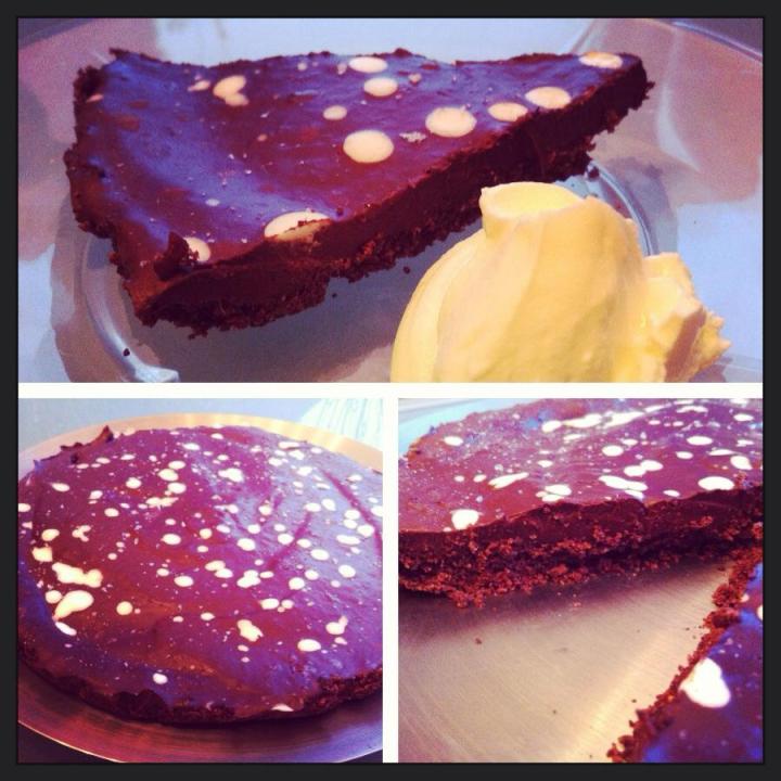 Algjör súkkulaði sæla  Þessi er rosaleg...... Frönsk súkkilaði RAW  100 gr möndlumjöl 100 gr kókoshveiti 200 gr döðlur 2-3 msk hreint kakóduft 1 tsk. Vanilludropar setjið allt í matvinnsluvél og blandið vel saman. Mér finnst gott að setja botninn í form með smjörpappír undir...því gott að ná úr forminu. súkkulaðikrem 1 bolli kaldpressuð kókosolía 1 bolli hreint kakóduft ½ bolli agavesýróp 1/2 ferskt Mango 1 Banani Saltverks Lakkríssalt ( ég set í lokin nokkur korn yfir kökuna..rétt áður en fer í frystinn...bara örlítið . Setjið fljótandi kókosolíu, kakóduft, agavesýróp, mango smátt skorið í matvinnsluvél og vinnið saman. Stappið saman Banana og látið ofan í blönduna...og vinnið allt mjög vel saman  Botninn vel þjappaður í form og kremið yfir  Doppurnar voru bara til skrauts...átti smá Kokosmjólk inn í ísskáp...og dropaði yfir  Kakan sett inn í frysti og fryst í 1-2 klukkutíma... Æði með Grískri jógúrt  Ég borða það með svona kökum... En örugglega sjúkt líka með rjóma eða ís  