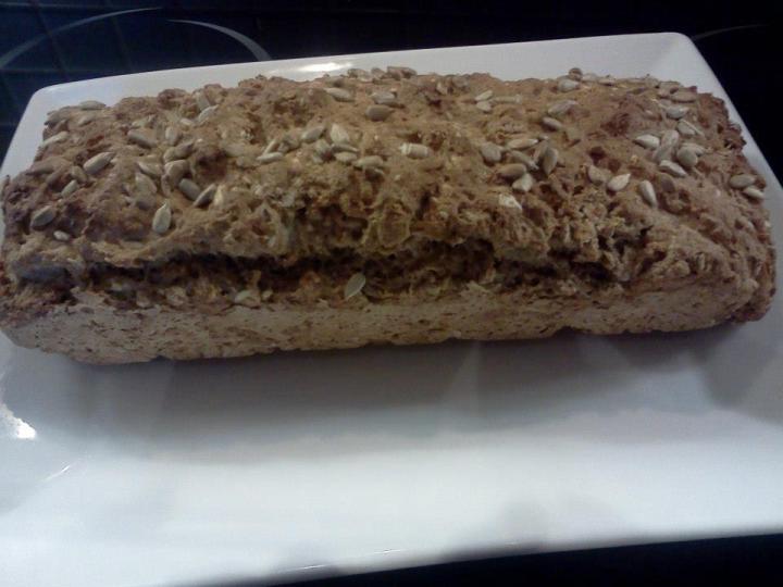 Nýbökuð dásemd  Innihald. 200gr Heilhveiti 50gr Möndlumjöl ( bara gera sjálfur  90gr Fræ eða Haframjöl 1 msk. Vínsteinslyftiduft 1/2 tsk. gott salt 200gr AB-mjólk 1/2 tsk. Agave sýróp Aðferð. Blandið Heilhveiti,Möndlumjöli, vínsteinslyftidufti og salti saman í skál. Hrærið AB mjólk og agavesíróp saman og hellið út í skálina. Hrærið varlega í deiginu . Gætið þess að hræra ekki of mikið. Bætið haframjölinu, fræjunum eða öðru því sem þið viljið nota út í deigið og hrærið varlega nokkrum sinnum. Bætið svolitlu vatni við ef deigið er of þurrt. En alls ekki hafa of blautt. Ég nota silicon form. Bakið við 180-190°C í 40 - 50 mínútur.