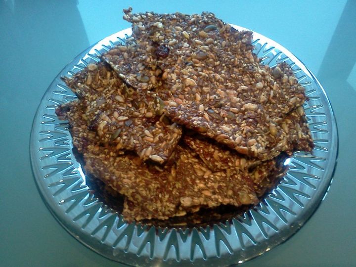 Datt niður á þessa yndislegu uppskrift í dag  Ég notaði ofan á chilly salt, Trönuber (setti í skálina með fræjunum í bleyti ) og kúmen...æðislegt. http://tviburagourmet.wordpress.com/2012/12/12/fraekex/ Hlakka til að fá mér í fyrramálið með Avacado 