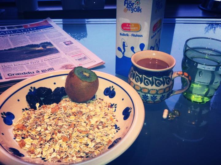 Góðan daginn  Ég er svo oft spurð út í morgunmatinn  Hér er smá sýnishorn ég er voða fastheldin. En reyni að hafa fjölbreytni  Í dag  2 omega með D 1 Hafró 1 vatnsglas 1 kaffibolli 1 kivi 4 sveskjur Musli....geri sjálf  Trölla hafrar, sólblómafræ, hörfræ ,speltflögur ) 1 msk. Hörfræ mulin  Fjörmjólk í kaffið og út á Musli. Svo er bara njóta  Hér eru uppl. um Hörfræ http://www.mbl.is/smartland/pistlar/gudrunbergmann/1175954/