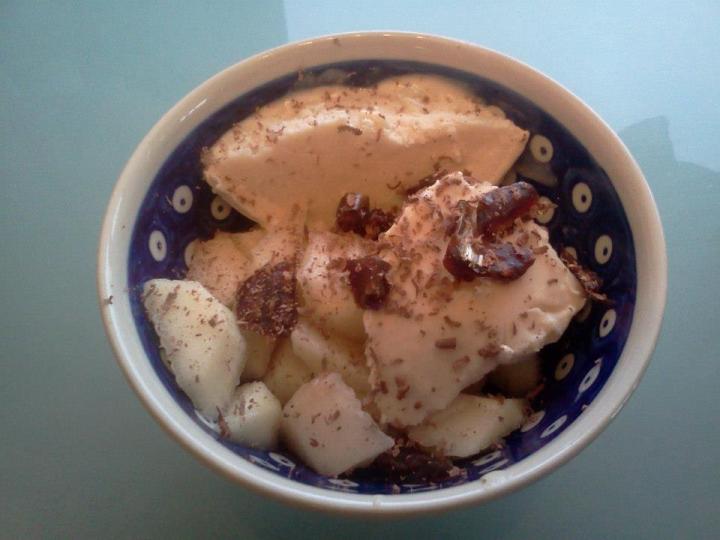 Sumartrít  Ís Pera Daðla Smá 70% súkkulaði raspað yfir. Cashew Hnetu ís. 1 1/2 bolli Cashews Hnetur ( leggja í bleyti í allavega tvo tíma ) 2 bollar vatn 1/2 bolli Agave Sýrop 1-2 tsk. Hunang ( Ég setti Hunang með vanillu kornum í) Pínku ponnsu salt 2tsk. Vanilludropar Byrja á að setja Hneturnar í bleyti. Síðan Setja Hneturnar og vatn saman í Blandara og blanda vel saman. Og setja allt hitt út í og blanda vel saman. Síðan ef þú átt ísvél ertu í góðum málum....lætur þetta í ísvélina og lætur hana vinna með ísinn og setur svo inn í frystinn. En mín ísvél er frosin föst inn í frystiskáp.... Svo ég setti allt í stálskál og inn í frysti og á klukkustunda fresti hrærði ég upp í skálinni  Hér er upskriftir af svona ís í nokkrum útgáfum. http://homecookinginmontana.blogspot.com/2011/09/raw-cashew-ice-creamdairy-and-egg-free.html