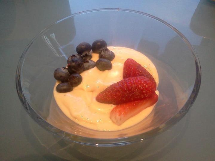 Páskadagskvöld  Smá ís fyrir hollustu liðið  Banani ( Skorin í bita og settur í frysti áður) Frosið Mango Hnetursmjör Fjörmjólk...pínu lítið  Allt spænt saman. Og ferskir ávextir.