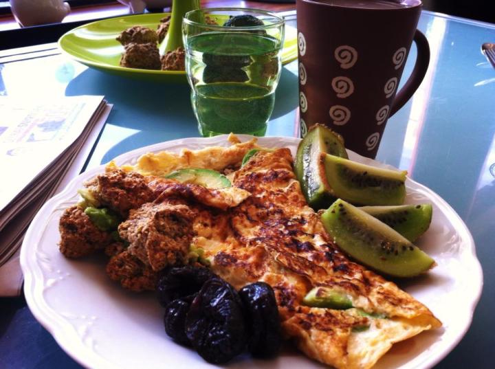 Góðan daginn  Ég er svo oft spurð út í morgunmatinn  Hér er smá sýnishorn ég er voða fastheldin. En reyni að hafa fjölbreytni  Í dag  2 omega með D 1 Hafró 1 vatnsglas 1 kaffibolli 1 kivi 4 sveskjur Musli....geri sjálf  Trölla hafrar, sólblómafræ, hörfræ ,speltflögur ) 1 msk. Hörfræ mulin  Fjörmjólk í kaffið og út á Musli. Svo er bara njóta  Hér eru uppl. um Hörfræ http://www.mbl.is/smartland/pistlar/gudrunbergmann/1175954/