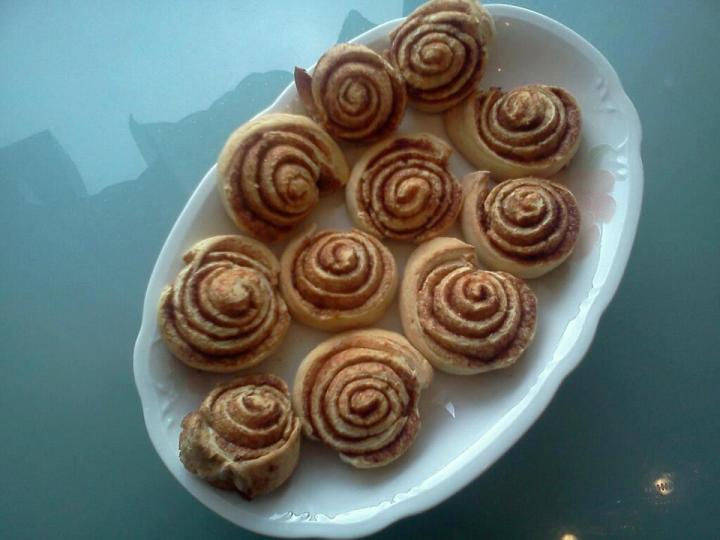 Stórkostlegir  Ekkert smá auðvelt og "semi hollt  http://lisahjaltuppskriftir.blogspot.com/2011/10/kanilsnuar-gerlausir.html?spref=fb — með Lisa Hjalt.