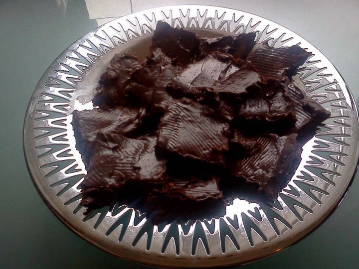 Eigum við að ræða þetta eitthvað nánar :) Ekkert bökunar stúss:) Hráfæðis Brownies. Ætlaði að gera þessar því ég bara slefaði í morgun yfir þessari uppsk.  www.facebook.com/sharer.php?u=http://eldhussogur.com/2013/05/02/hrafaedis-brownies-og-leikur-a-facebook/&t=Hráfæðis brownies og leikur á Facebook En mín uppsk. endaði samt allt öðrvísi....nennti ekki út í búð...og svo minkaði ég sírópið og bætti við...æææ get aldrei látið uppsk. vera  Mín endaði svona  1 1/2 dl Möndlur með hýði 1/2 dl. Brasilíu Hnetur 2 dl ferskar döðlur (án steins) 1/2 Banani 1/2 dl gott kakó 1 msk Sollu-hnetusmjör hnífsoddur salt 1-2 tsk vatn Möndlurnar og hneturnar settar í matvinnsluvél og maldar í mjöl. Þá er restinni af hráefnunum, fyrir utan vatnið, bætt út í og keyrt þar til allt loðir saman og myndar deig. Ef þarf er örlitlu vatni bætt út í til þess að binda degið saman. Kökuform (ég notaði brauðform 25cm x 11cm) er klætt með bökunarpappír og deiginu er þrýst vel ofan í formið. Það er svo sett inn í frysti á meðan kremið er útbúið. Súkkulaðikrem 1 vel þroskað avókadó Fræ úr einni vanillustöng 1 1/2 msk agave síróp Safi úr 1/2 sítrónu eða eftir smekk. 1 msk kókosolía 3 msk gott kakó Öllu blandað saman vel í matvinnsluvél þar til kremið er orðið kekkjalaust og silkimjúkt. Þá er kökuformið tekið úr frystinum og kreminu smurt ofan á kökuna. Sett aftur inn í frysti í ca. 20 mínútur. Þá er kakan losuð úr forminu og skorin í 12 litla bita eða sex stærri bita. Geymist vel í ísskáp eða í frysti. 