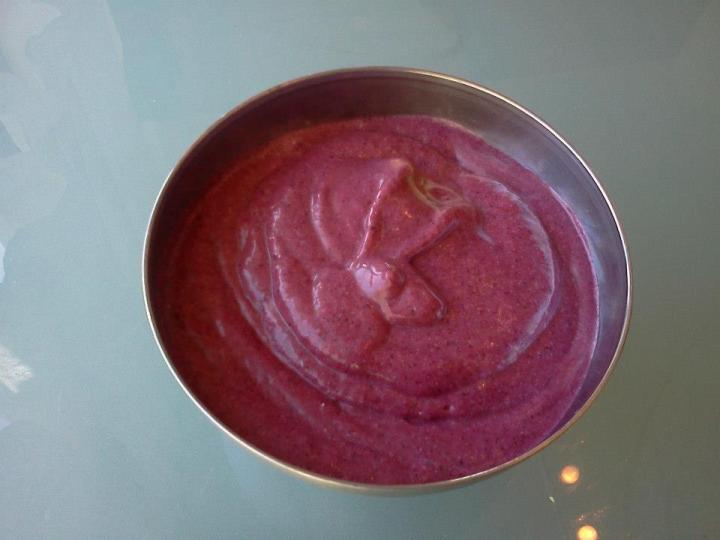 Ótrúlega gott veður...miðað við sko  Ég bara varð að fá ís! Frosin Jarðaber Frosin Bláber Pera Kívi Kókosmjólk og vatn  Allt í blender....og svona skál sem má fara í frystinn...í svona 10-15 min  Jummí gott  :) 