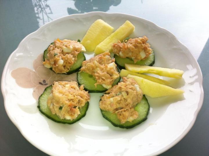 Drekkutími  Túnfisk salat Túnfiskur Hvítlauks graslaukur Egg Sýrður rjómi Pipar Gúrka með salatinu og epli :)