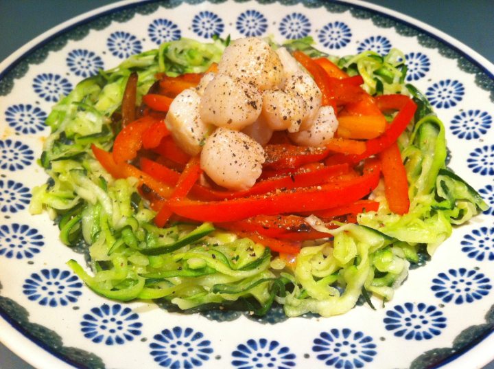 Kúrbítsnúðlur með steiktu grænmeti og Hörpudisk